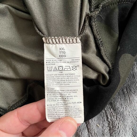 Old Navy Camo Activewear Long Sleeve T-shirt - Picture 4 of 6